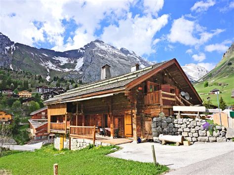 Secteur calme et recherché face à la chaîne du mont blanc, chalet de 230m2 bâti sur une parcelle de. Chalet à vendre en Rhone Alpes - Haute Savoie LE GRAND ...