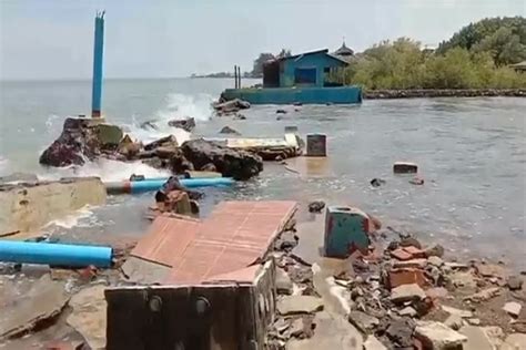 Gelombang Tinggi Dan Banjir Rob Hancurkan Wisata Pantai Eretan