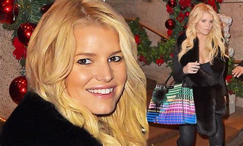 Jessica Simpson Showcases Her Curves In Skintight Leather Trousers Daily Mail Online