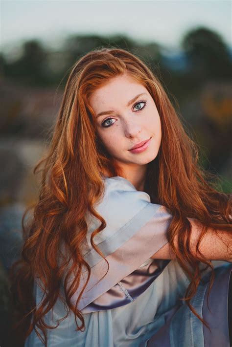 Vackra redheads med stora bröst Erotiska och porrfoton