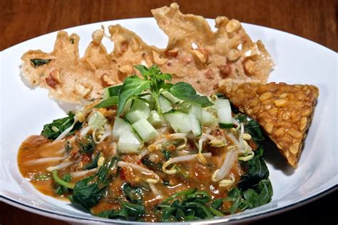 Ambil nasi hangat secukupnya, tambahkan sayurannya sehingga menutupi nasi. 7 Warung Pecel di Jakarta Ini Bakal Bikin Hatimu Ngga Kesel