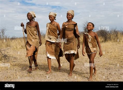 Naro Buschmänner San Frauen gehen Central Kalahari Botswana