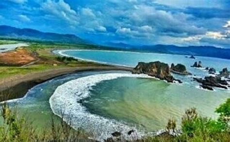 Teluk Love Pantai Payangan Jember Menikmati Keindahan Alam Dari Bukit