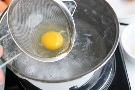 How To Poach An Egg Easy Instructions On How To Make Poached Eggs