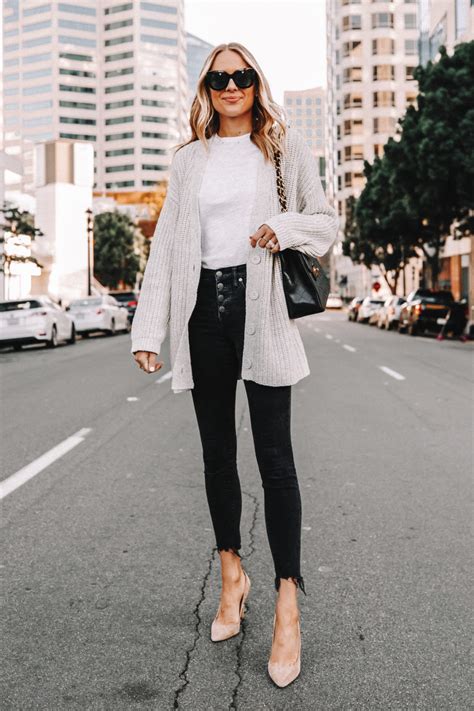Styling A Chunky Cardigan With My Favorite White T Shirt Jeans And Heels Fashion Jackson