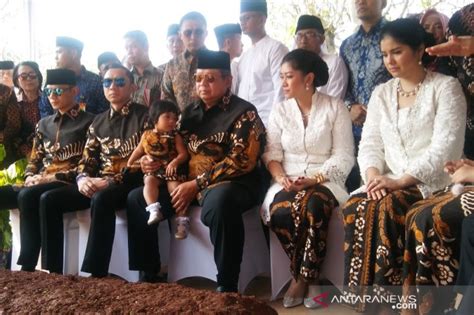 Ziarah Ke Makam Ani Yudhoyono Sby Pakai Batik Motif Burung Phoenix Antara News