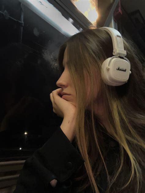 Pin by Катя Лышакова on Ми Girl with headphones Wearing headphone Marshall headphones