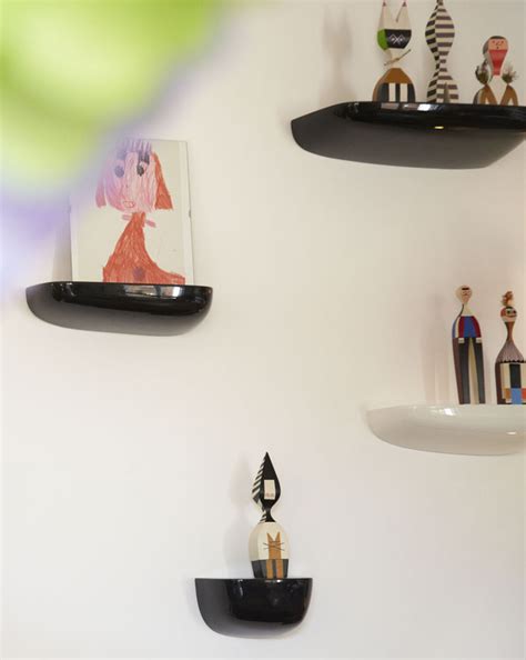 Kjøp baderomsinnredning via vår nettbutikk. Vitra - Corniches hylle black, medium - Interiørbutikken