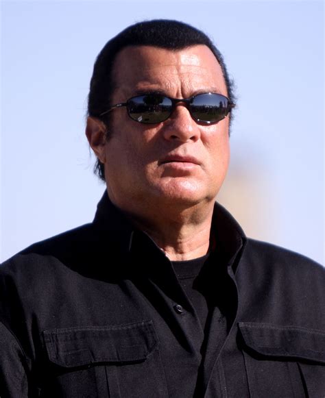 He earned several black belts in martial arts and choreographed movie fight scenes for actors such as sean connery. Steven Seagal - Wikipédia