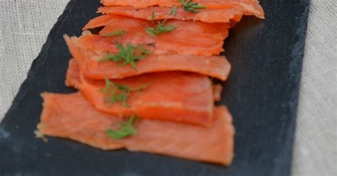 Saumon gravlax à la vodka et baies roses