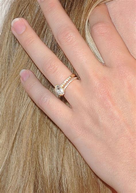 You Need To See This Close Up Of Margot Robbies Engagement Ring