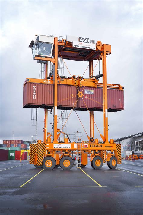 Twelve Straddle Carriers Delivered To Gothenburg Container Management
