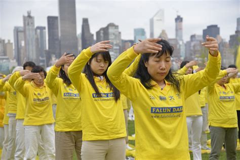 Falun Gong Practitioners Form Characters In New York City Photos