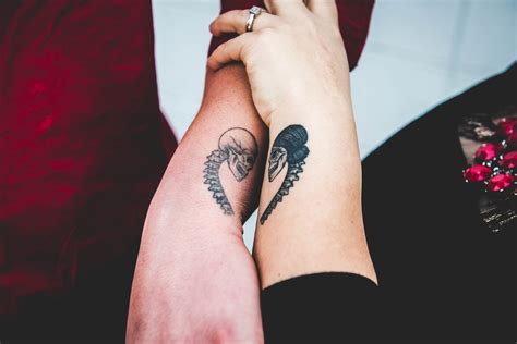 Tatuaże dla par Najciekawsze i najlepsze wzory Małe modne tatuaże
