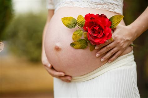 Pregnant And Rose Royalty Free Stock Photo