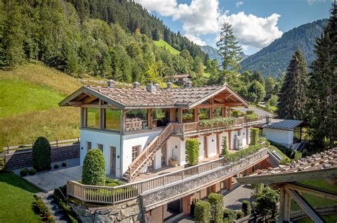 Zweifamilienhaus in zentraler lage.:das haus hat eine putzfassade, die größere putzabplatzungen hat und saniert werden sollte. Familienhaus in Tirol: Chalet inmitten der Natur - First ...