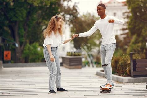 Los Estudiantes Interraciales Se Divierten Y Ríen Alegremente En El Parque Foto de archivo