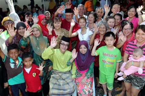 Gambar Pasangan Cina Pilih Konsep Perkahwinan Melayu Tradisional