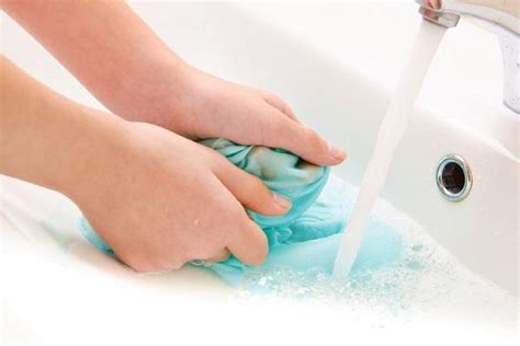 Togli lo smalto senza lasciare residui: Come togliere l'odore di urina dai vestiti - 5 passi