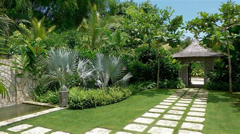 A Tropical Landscape Design Will Give Your House A Beautiful Look