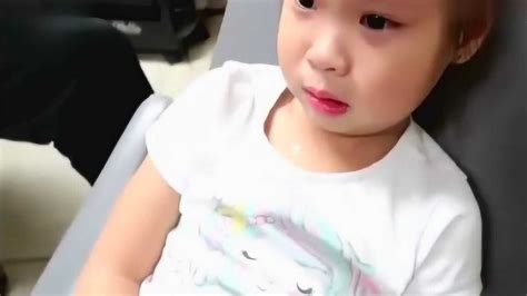 中国小女孩被美国夫妇收养，女孩打耳洞之前很兴奋，下一秒就疼哭了腾讯视频