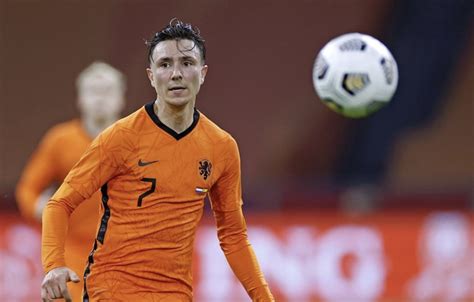 He is a dutch professional footballer who plays as a winger with a jersey number 19. Steven Berghuis shines | Dutch Soccer / Football site ...