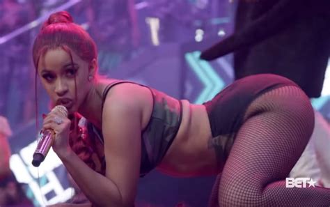 Bet Hip Hop Awards 2018 Watch Cardi B Shake Her Booty For Sultry