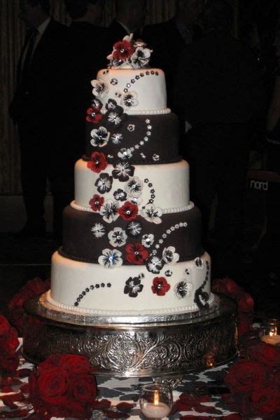 A rotating cake stand is nice but not essential. Amazing Red, Black And White Wedding Cakes [27 Pic ...