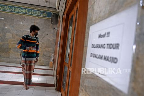 Sambut Ramadhan Pengurus Masjid Semprotkan Disinfektan Republika Online