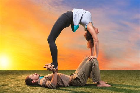 Los Dos Personas Haciendo Ejercicios De Yoga Foto De Stock Y Más Banco
