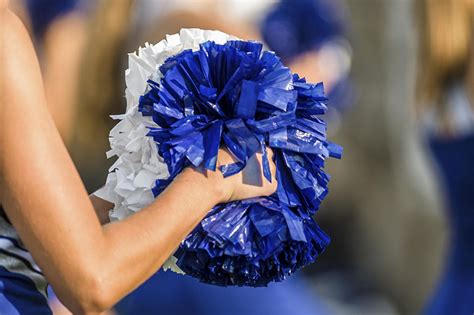 How To Make Cheerleading Pom Poms Easy Steps To Make It Howto