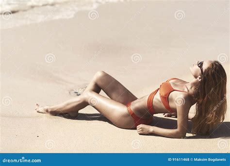Modelo Do Ruivo Com Corpo Perfeito No Biquini Alaranjado Na Praia Do