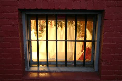 Montage fertige sicherheitstür mit stahlrahmen. Fenstergitter innen als Einbruchsschutz » 3 Optionen