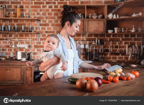 Mère Avec Son Fils Dans La Cuisine Image Libre De Droit Par Igortishenko © 153067698