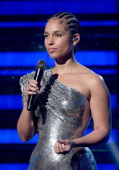 Alicia Keys Hosts The Grammys Wearing Wearing Barely Any Makeup Marie