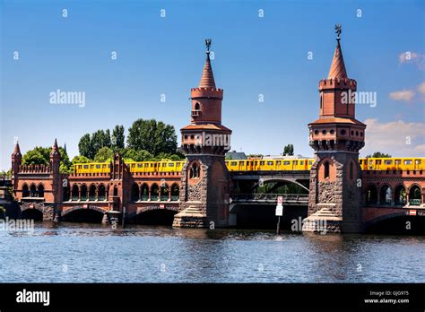 Oberbaum Bridge Over Spree Hi Res Stock Photography And Images Alamy