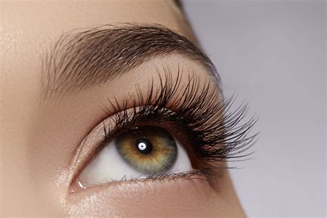 How to Remove Your Eyelash Extensions From Home