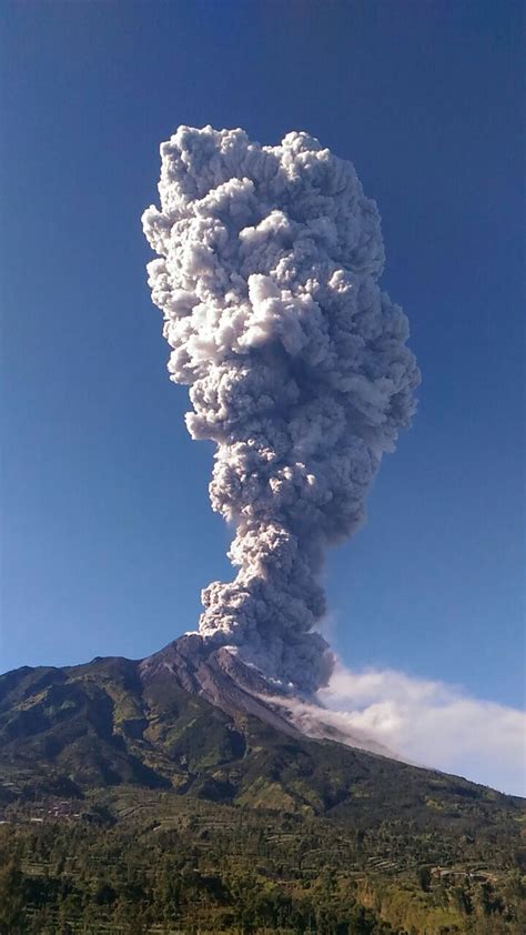 gunung merapi meletus freatik tinggi kolom letusan 5 500 meter status normal bnpb