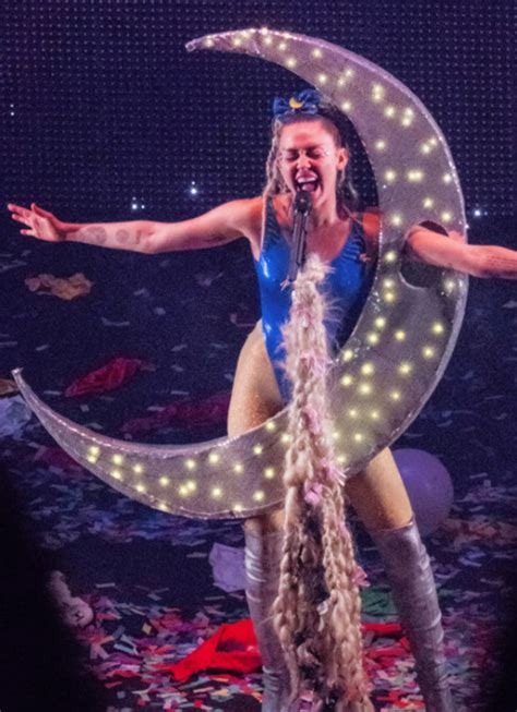 Miley Cyrus Milky Milky Milk Tour Quale è Il Look Migliore Playbuzz