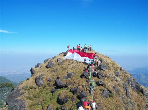 Pengibaran Bendera Merah Putih Raksasa Di Puncak Gunung Bu Flickr