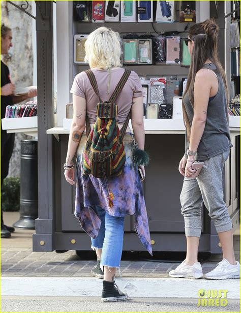 Photo Paris Jackson Goes Braless For Shopping Trip With Prudence