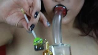 Daisy Dabs Shakes Her Ass Smokes Dabs And Shoves A Dildo In Her Pussy