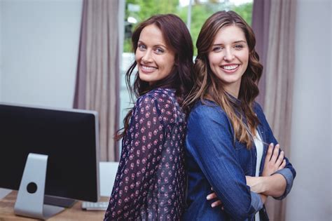 Retrato De Mulheres Bonitas Em Pé De Costas Foto Premium