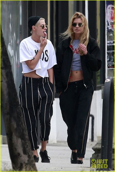 Photo Kristen Stewart Girlfriend Stella Maxwell Hold Hands 24 Photo 3911422 Just Jared