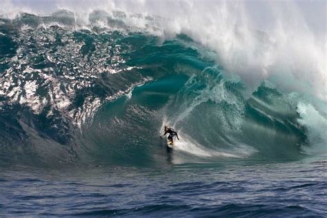 Hawaii Surfing Dangerous Waves New Stylish Wallpaper