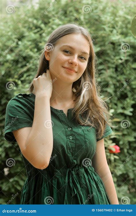 Portrait D Une Jeune Fille Heureuse Souriante Coiffure Blonde Naturelle Belle Adolescente