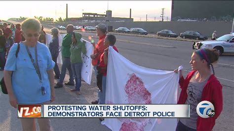 Protesting Water Shutoffs Demonstrators Face Detroit Police Youtube