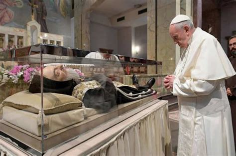 Papa Francisco Faz Visita Ao Corpo Incorrupto De Padre Pio Paróquia