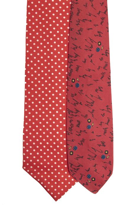 Maybe you would like to learn more about one of these? - 1 cravatta rosso scuro con disegni astratti e grafismi ...