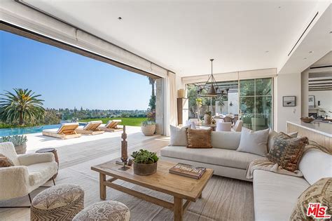 Michelle Pfeiffers Pacific Palisades Home Sells For 25m